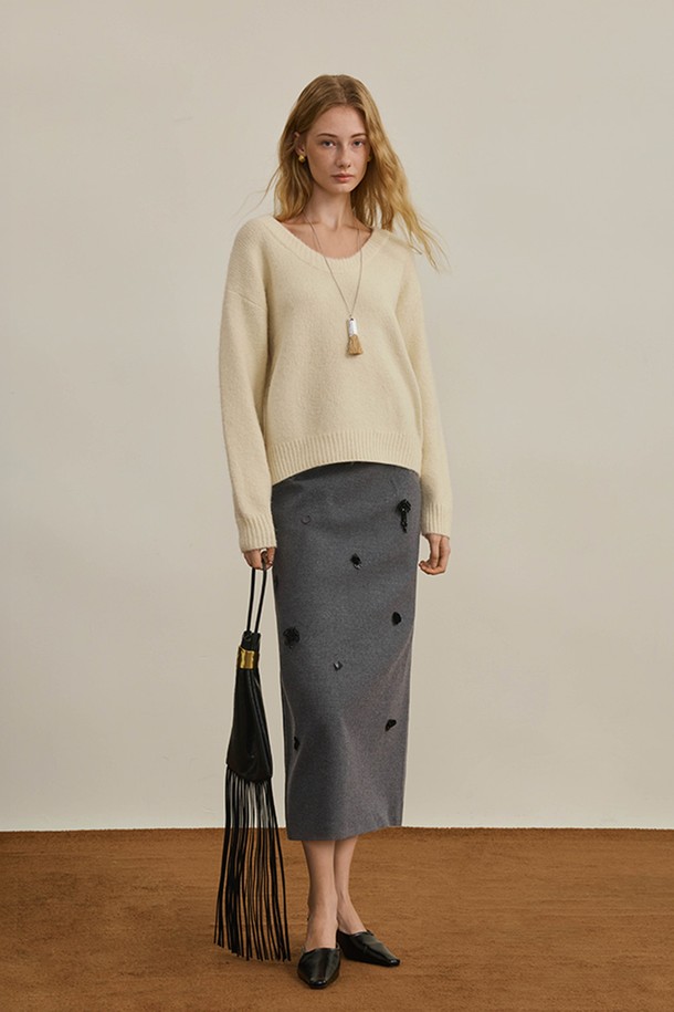 아이보리와 크림 컬러의 고급스러운 크루넥 니트입니다. 울 소재로 제작되어 부드러운 촉감과 뛰어난 보온성을 자랑하며, 가을, 겨울철 데일리룩을 책임질 아이템입니다. 레귤러 핏에 라운드넥 디자인으로, 미니멀하고 베이직한 스타일을 연출하기 좋습니다. 출근룩과 모임룩 등 TPO에 구애받지 않고, 미니멀, 클래식, 캐주얼 등 다양한 스타일링에 활용할 수 있는 기본 니트입니다. 심플한 디자인으로 어떤 하의와도 매치하기 용이합니다.
