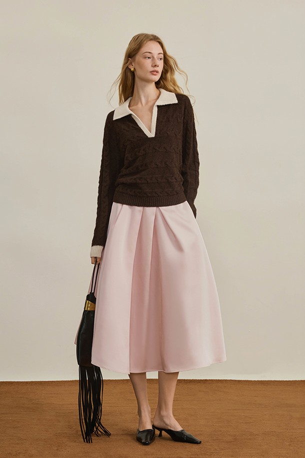 부드러운 울 소재의 라펠 케이블 스웨터 니트입니다. 브라운 컬러와 루즈핏으로, 가을과 겨울에 따뜻하고 편안하게 착용할 수 있습니다. 브이넥 라인과 긴 소매, 두꺼운 두께감으로 포근함을 더하며, 베이직하고 캐주얼한 스타일을 연출합니다. 케이블 패턴과 라펠 디테일이 돋보이는 디자인으로, 캐주얼, 클래식, 미니멀 스타일 모두 소화 가능합니다.
