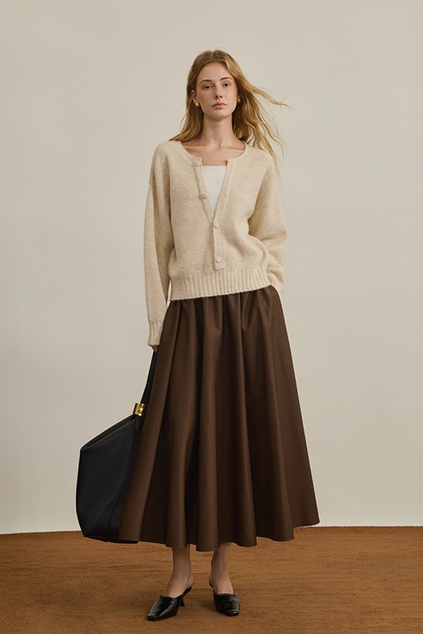 베이직하고 미니멀한 스타일의 니트 가디건입니다. 부드러운 울 소재로 제작되어 가을, 겨울 시즌에 따뜻하게 착용할 수 있습니다. 라운드넥 디자인에 긴 소매 기장, 레귤러 핏으로 편안한 착용감을 선사합니다. 무지 패턴에 버튼 디테일이 더해져 심플하면서도 세련된 느낌을 줍니다. 출근룩으로 활용하기 좋으며, 다양한 스타일과 매치하기 용이합니다.
