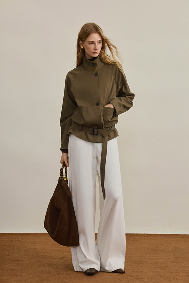 세련된 스타일을 완성하는 레이스업 슬리밍 크롭 재킷입니다. 카키와 올리브 두 가지 색상으로 출시되었으며, 가을과 겨울에 따뜻하게 착용할 수 있습니다. 미니멀하고 모던한 디자인에 허리 슬리밍 효과를 더하여 더욱 슬림한 핏을 연출합니다. 뻣뻣한 폴리에스테르 소재로 제작되어 튼튼하며, 스탠드 칼라와 긴 소매가 특징입니다. 출근룩과 모임룩 모두에 활용 가능하며, 미니멀, 클래식, 시크 스타일을 즐기는 분들께 추천합니다.
