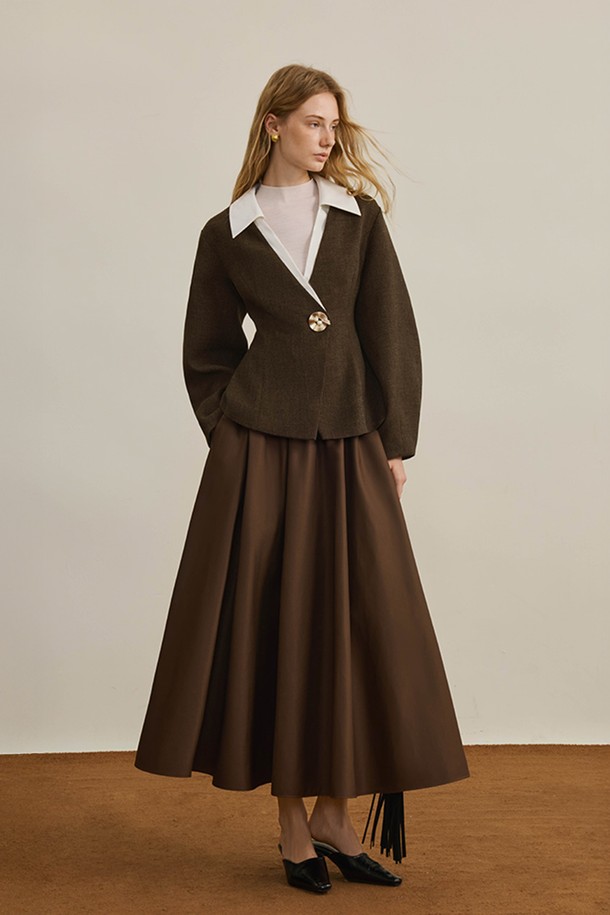 **원 버튼 리버시블 트위드 재킷**

가을, 겨울 시즌을 위한 여성용 아우터입니다. 브라운과 화이트 컬러의 울 소재로 제작되었으며, 클래식하고 엘레강스한 스타일을 연출합니다. 안팎으로 활용 가능한 리버시블 디자인과 볼륨 슬리브, 칼라 디테일이 돋보이는 크롭 기장의 오버핏 트위드 재킷입니다. 싱글 버튼 여밈 방식으로 간편하게 착용할 수 있으며, 모임룩, 오피스룩, 데이트룩 등 다양한 TPO에 활용 가능합니다. 미니멀하고 시크한 스타일을 선호하는 분들께 추천합니다.
