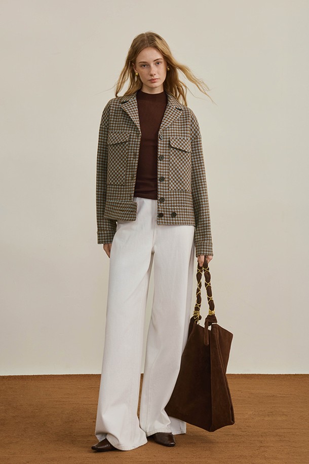 세련된 디자인의 디자인 라펠 플래드 재킷입니다. 브라운과 베이지 컬러의 체크, 하운드투스 패턴이 클래식하고 베이직한 분위기를 연출합니다. 울 소재에 두꺼운 두께감으로 가을, 겨울 시즌 따뜻하게 착용 가능하며, 오버핏 크롭 기장과 테일러드 코트 타입, 라펠 칼라가 특징입니다. 싱글 버튼 여밈 방식으로 간편하게 스타일링하며, 오피스룩, 출근룩, 모임룩 등 TPO에 맞춰 미니멀하고 세련된 스타일을 완성해 보세요. 긴소매 디자인으로 팔 라인을 더욱 돋보이게 합니다.
