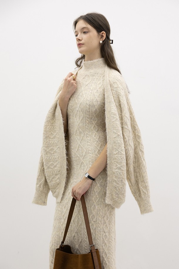 오트밀 컬러의 슬리브리스 니트 원피스와 카디건 세트입니다. 부드러운 촉감의 두꺼운 니트 소재로 제작되어 가을, 겨울 시즌에 따뜻하게 착용할 수 있습니다. 슬림핏 H라인 원피스는 라운드넥 디자인에 케이블 패턴으로 포인트를 더했으며, 세트 구성의 카디건과 함께 미니멀하고 베이직한 스타일을 연출합니다. 데이트룩, 모임룩, 캐주얼 등 다양한 TPO에 활용 가능하며, 미니멀, 클래식 무드를 선호하는 여성에게 추천합니다.
