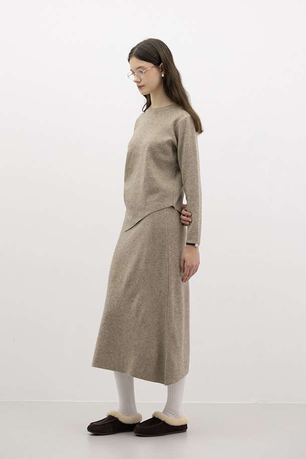 베이지 컬러의 드로우스트링 허리 니트 상의와 스커트 세트입니다. 부드러운 니트 소재로 제작되어 가을, 겨울 시즌에 따뜻하게 착용할 수 있습니다. 라운드넥 디자인의 긴소매 상의와 H라인 일자핏 스커트가 캐주얼하면서도 미니멀한 스타일을 연출합니다. 허리 드로우스트링으로 핏을 조절할 수 있으며, 출근룩 또는 모임룩으로 활용하기 좋습니다. 베이직하고 클래식한 무드를 선호하는 여성분들께 추천합니다.

