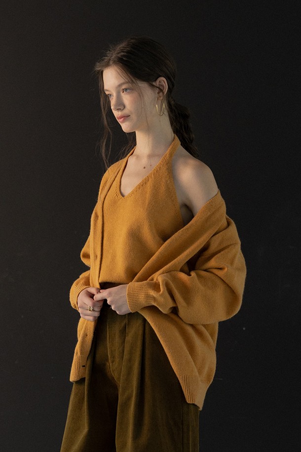 머스타드 컬러의 백리스 니트 베스트&가디건 세트입니다. 부드러운 촉감의 두꺼운 니트 소재로 제작되어 가을, 겨울 시즌에 따뜻하게 착용할 수 있습니다. 루즈핏 V넥 디자인으로 캐주얼하고 베이직한 스타일을 연출하며, 데이트룩과 모임룩에 활용하기 좋습니다. 세트 구성으로 다양한 스타일링이 가능하며, 미니멀, 클래식 무드에도 잘 어울립니다. 긴 소매 기장으로 포근함을 더했습니다.
