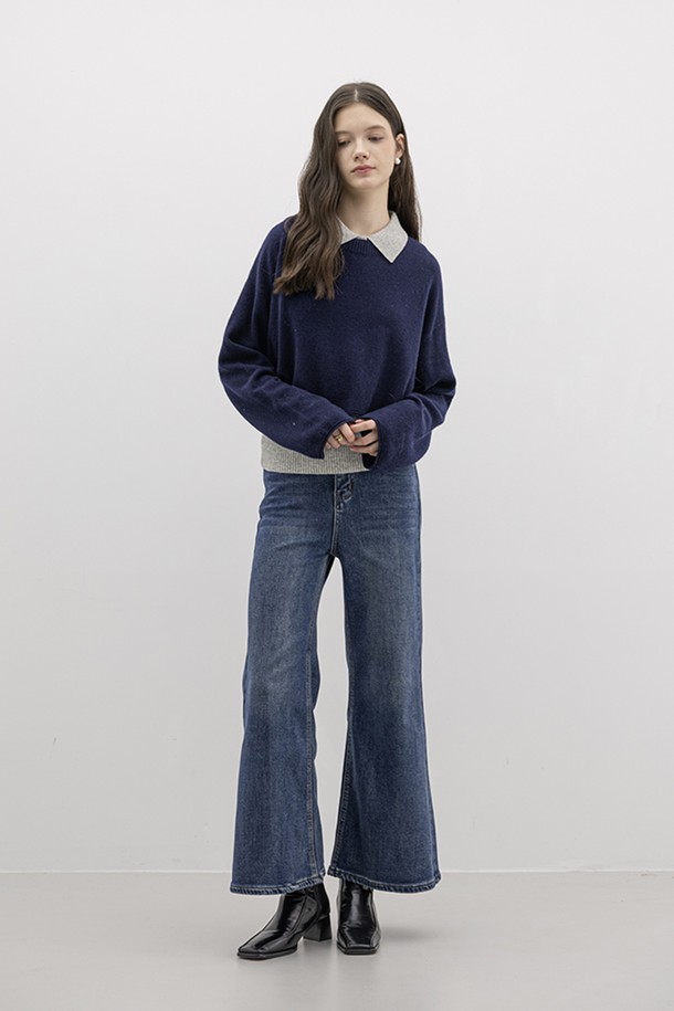 네이비와 그레이 색상으로 구성된 여성용 'Collar knit and top set' (카라 니트 앤 탑 세트)입니다. 가을, 겨울 시즌에 어울리는 두꺼운 두께감의 니트 소재로 제작되어 부드러운 촉감을 선사합니다. 캐주얼, 베이직, 미니멀, 클래식 스타일을 연출하기 좋으며, 긴 소매와 카라 디자인이 특징입니다. 레귤러핏으로 편안하게 착용 가능하며, 무지 패턴으로 다양한 코디에 활용하기 좋습니다. 세트 아이템으로 뛰어난 실용성을 자랑합니다.
