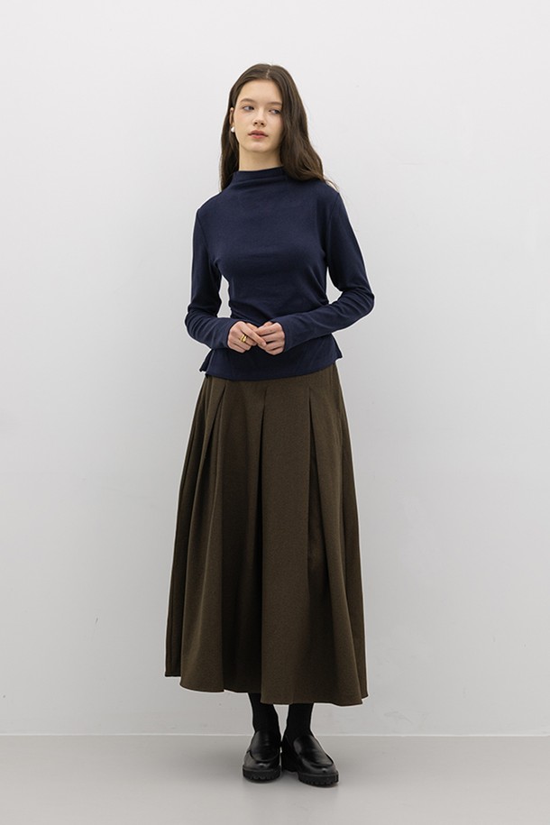 브라운 컬러의 루즈 핏 스커트입니다. 울 소재로 제작되어 가을, 겨울 시즌에 따뜻하게 착용할 수 있으며, 부드러운 촉감이 특징입니다. A라인 플리츠 디자인에 롱 기장으로 클래식하고 미니멀한 스타일을 연출합니다. 오피스룩, 출근룩, 모임룩 등 다양한 TPO에 활용 가능하며, 베이직하고 세련된 분위기를 더해줍니다.
