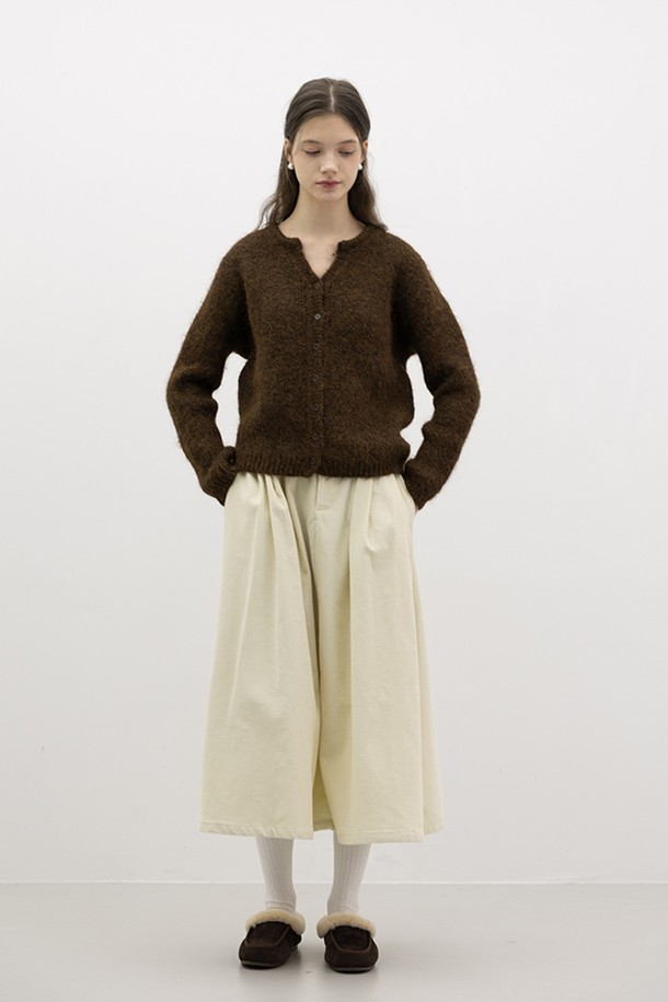 아이보리 루즈 코듀로이 스커트는 부드러운 촉감의 코듀로이 소재로 제작되어 가을, 겨울 시즌에 따뜻하게 착용하기 좋습니다. 플리츠 디테일이 더해진 플레어 디자인과 루즈핏으로 편안하면서도 여성스러운 실루엣을 연출합니다. 베이직한 디자인으로 데이트룩, 출근룩 등 다양한 TPO에 활용할 수 있으며, 캐주얼 및 미니멀 스타일을 즐겨 입는 분들께 추천합니다. A라인 핏으로 다리가 길어 보이는 효과를 주며, 무지 디자인으로 어떤 상의와도 쉽게 매치할 수 있습니다.
