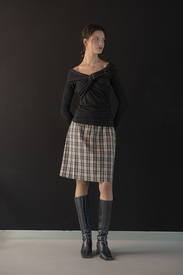 블랙 컬러의 플레드 스트레이트 스커트입니다. 여성용 스커트로, 클래식과 캐주얼 스타일을 모두 소화할 수 있습니다. 봄, 가을, 겨울 계절에 적합하며, 출근룩, 오피스룩, 모임룩 등 다양한 TPO에 활용 가능합니다. 폴리에스테르 소재로 제작되었으며, 체크 패턴과 플리츠 디테일이 돋보입니다. 스트레이트 핏의 미니스커트로, 미니멀하고 시크한 스타일을 연출하기 좋습니다.
