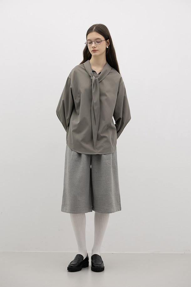 따뜻한 느낌의 Warm loose pants(웜 루즈 팬츠)_GRAY입니다. 여성 의류로, 캐주얼하고 베이직한 스타일을 연출하기 좋습니다. 부드러운 면 소재에 안감 기모 처리가 되어 가을, 겨울철에도 따뜻하게 착용할 수 있습니다. 넉넉한 루즈핏으로 편안한 착용감을 선사하며, 집콕룩이나 산책룩으로 활용하기 좋습니다. 그레이 컬러의 무지 디자인으로 미니멀한 스타일을 즐길 수 있습니다. 밴딩 처리되어 편안하게 활동할 수 있습니다.
