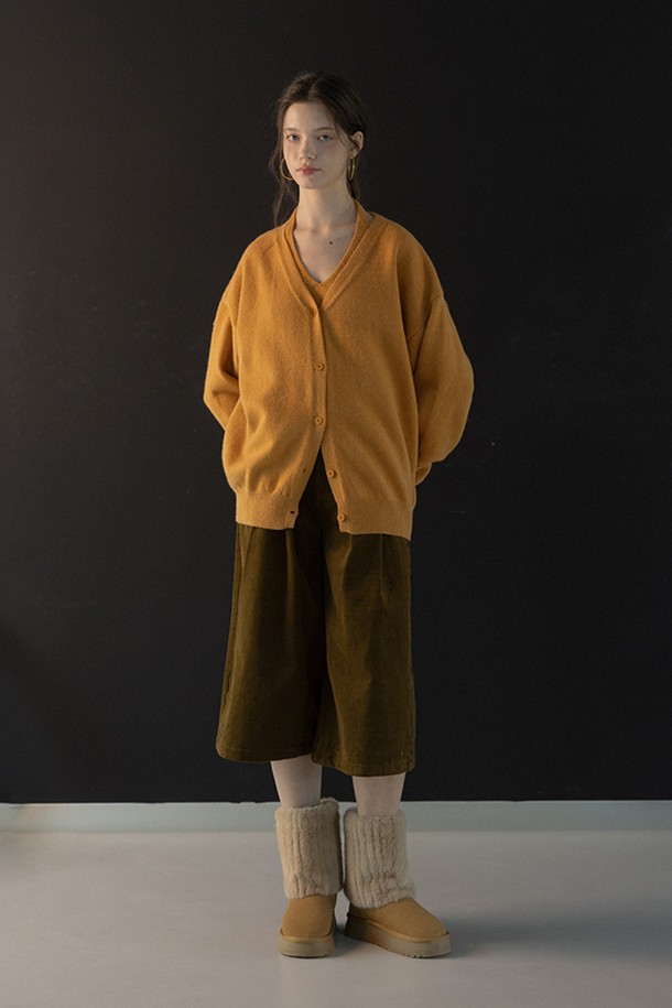 카키 컬러의 코듀로이 소재로 제작된 스트레이트 핏 팬츠입니다. 가을, 겨울 시즌에 어울리는 두꺼운 두께감으로 따뜻하게 착용할 수 있습니다. 일상, 출근룩, 모임룩 등 다양한 TPO에 활용 가능한 베이직하고 캐주얼한 디자인입니다. 벨트 루프가 있어 벨트와 함께 클래식한 스타일 연출도 가능합니다. 레귤러 핏으로 편안하게 착용 가능하며, 무지 패턴으로 미니멀한 스타일을 즐길 수 있습니다.
