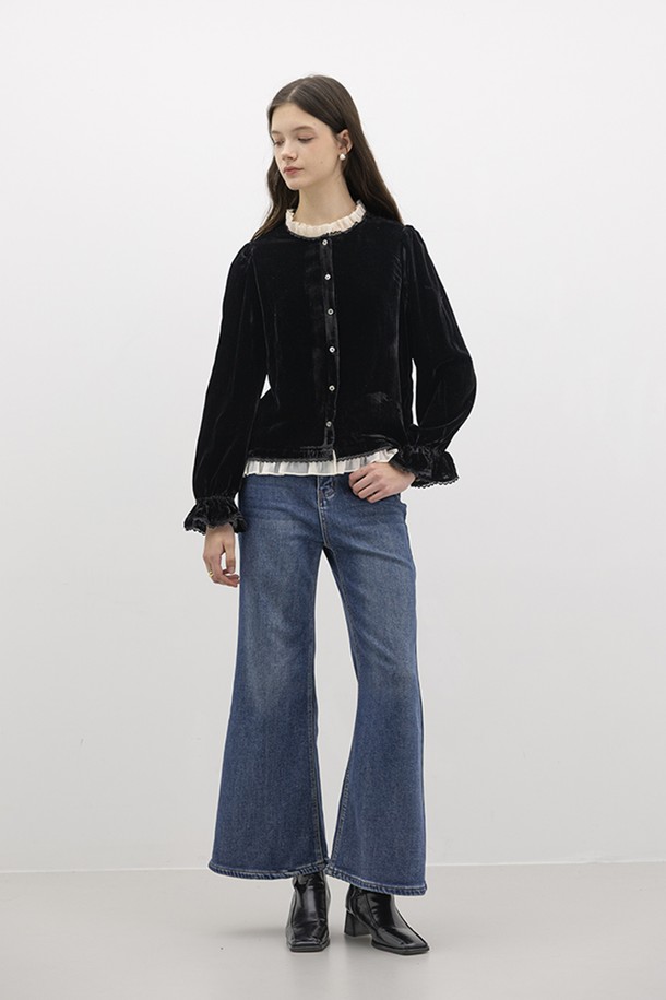 벨벳 엘레강스 넥라인 셔츠_블랙은 부드러운 벨벳 소재로 제작되어 은은한 광택과 고급스러운 분위기를 자아냅니다. 라운드넥 디자인과 긴 소매, 레귤러 핏으로 클래식하면서도 세련된 스타일을 연출합니다. 프릴 디테일이 더해져 여성스러운 무드를 강조하며, 가을, 겨울 시즌 모임룩, 오피스룩, 데이트룩에 활용하기 좋습니다. 블랙 컬러로 미니멀하고 시크한 스타일을 완성할 수 있습니다. 두꺼운 두께감으로 따뜻하게 착용 가능합니다.
