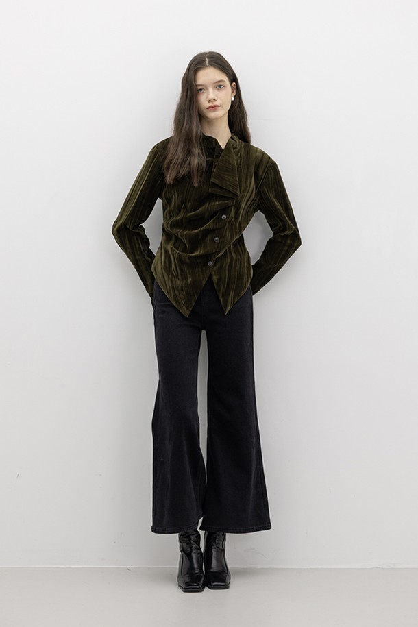 다크 그린 컬러의 벨벳 보우 넥 셔츠입니다. 부드러운 촉감의 벨벳 소재로 제작되어 가을, 겨울 시즌에 따뜻하고 포근하게 착용할 수 있습니다. 레귤러 핏에 긴 소매 기장으로, 리본 넥 디테일이 엘레강스하고 클래식한 무드를 더합니다. 모임룩, 데이트룩, 오피스룩 등 다양한 TPO에 활용 가능한 셔츠로, 미니멀, 시크 스타일을 즐기는 여성분들께 추천합니다.
