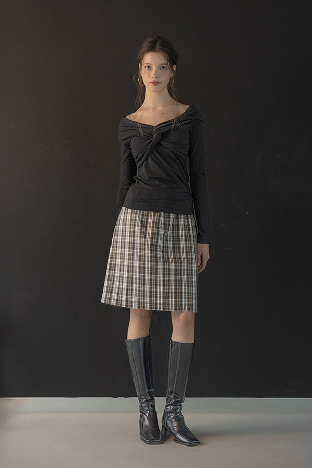 블랙 컬러의 Knotted lapel top(노티드 라펠 탑)은 여성스러운 실루엣을 연출하는 티셔츠입니다. 부드러운 면 소재로 제작되어 편안한 착용감을 선사하며, 얇은 두께감으로 봄, 가을 시즌에 적합합니다. 스퀘어 넥 라인과 랩 스타일, 넥 라인의 매듭 디테일이 우아하고 클래식한 분위기를 더합니다. 레귤러핏으로 제작되어 데이트룩, 모임룩 등 다양한 TPO에 미니멀하고 세련된 스타일을 완성해 줍니다. 긴 소매 기장으로 간절기에도 활용하기 좋습니다.
