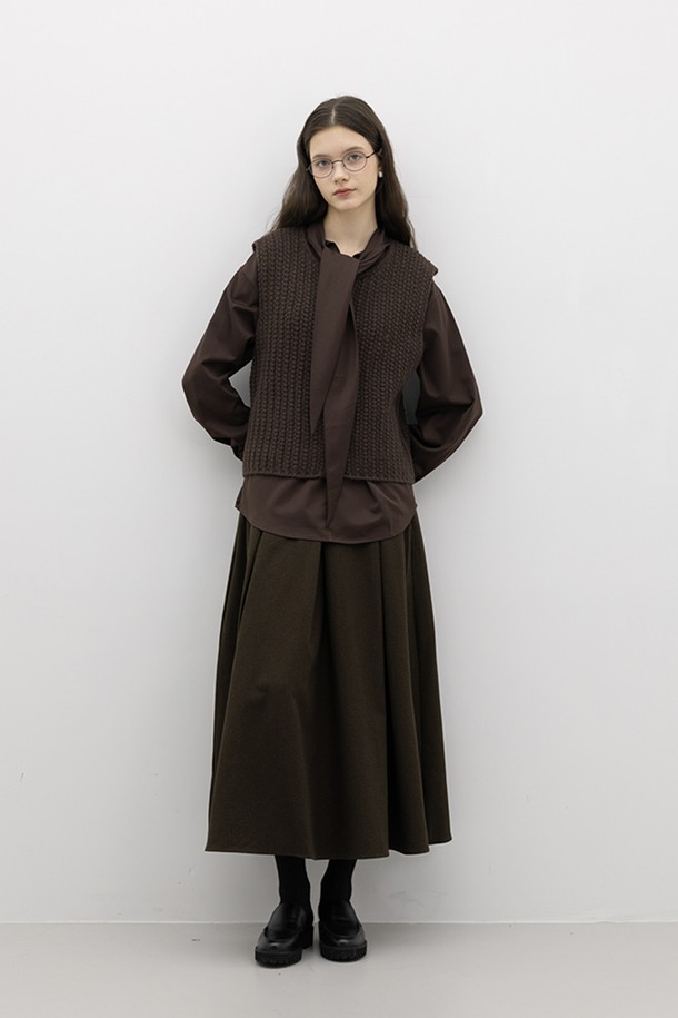 **그리드 니트 베스트_브라운**

부드러운 울 소재의 여성용 니트 베스트입니다. 가을, 겨울 시즌에 어울리는 두꺼운 두께감으로 따뜻하게 착용할 수 있습니다. 라운드넥과 레귤러핏 디자인에 클래식하고 베이직한 무드를 더했습니다. 그리드 패턴의 케이블 니트 짜임과 단추 디테일, 버튼업 스타일이 특징이며, 모임룩, 미니멀, 캐주얼 스타일 모두 소화 가능합니다. 민소매 기장으로 다양한 상의와 레이어드하여 연출하기 좋습니다.
