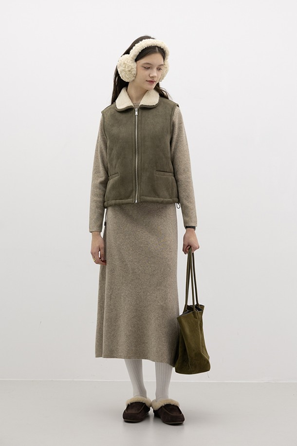 노마드 플리스 머스탱 베스트_카키는 여성스러운 캐주얼 스타일을 연출하기 좋은 아이템입니다. 부드러운 촉감의 플리스 소재로 제작되어 가을과 겨울에 따뜻하게 착용할 수 있으며, 두꺼운 두께감으로 보온성을 높였습니다. 민소매 디자인과 레귤러핏으로 편안한 착용감을 선사하며, 퍼 카라와 포켓 디테일이 돋보입니다. 집업 방식으로 간편하게 여밀 수 있으며, 카키 색상에 무지 패턴으로 다양한 룩에 활용하기 좋습니다.
