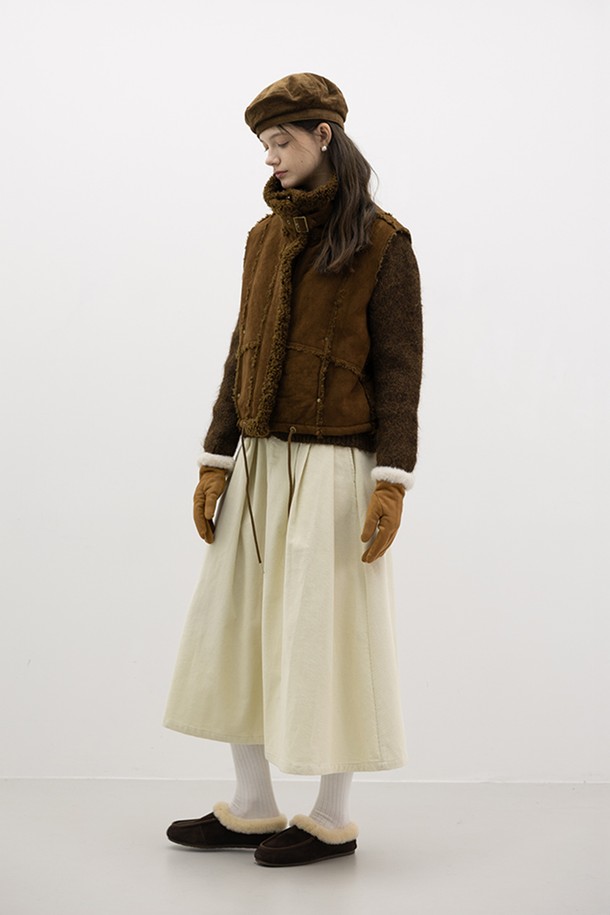 부드러운 퍼 소재와 울 혼방으로 따뜻함을 더한 Pile winter vest_브라운입니다. 클래식하고 캐주얼한 스타일을 동시에 만족시키는 디자인으로, 겨울철 일상에서 폭넓게 활용할 수 있습니다. 하이넥 디자인과 집업 여밈 방식으로 보온성을 높였으며, 레귤러 핏으로 편안한 착용감을 선사합니다. 무지 패턴에 브라운 컬러로 어떤 의상에도 쉽게 매치할 수 있으며, 포켓 디테일이 실용성을 더합니다. 민소매 기장으로 다양한 레이어드 연출이 가능합니다.
