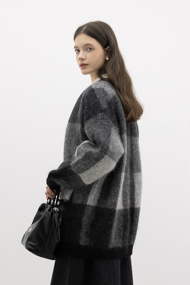 블랙&그레이 컬러 블록 디자인이 돋보이는 겨울 니트 카디건입니다. 부드러운 울 소재로 제작되어 포근하고 포근한 착용감을 선사합니다. 라운드넥에 오버핏 크롭 기장으로, 캐주얼하면서도 세련된 스타일을 연출합니다. 긴 소매와 버튼 여밈 디테일이 있으며, 체크 패턴으로 포인트를 더했습니다. 베이직, 캐주얼, 미니멀, 클래식 등 다양한 스타일과 매치하여 겨울철 데일리룩을 완성해 보세요.
