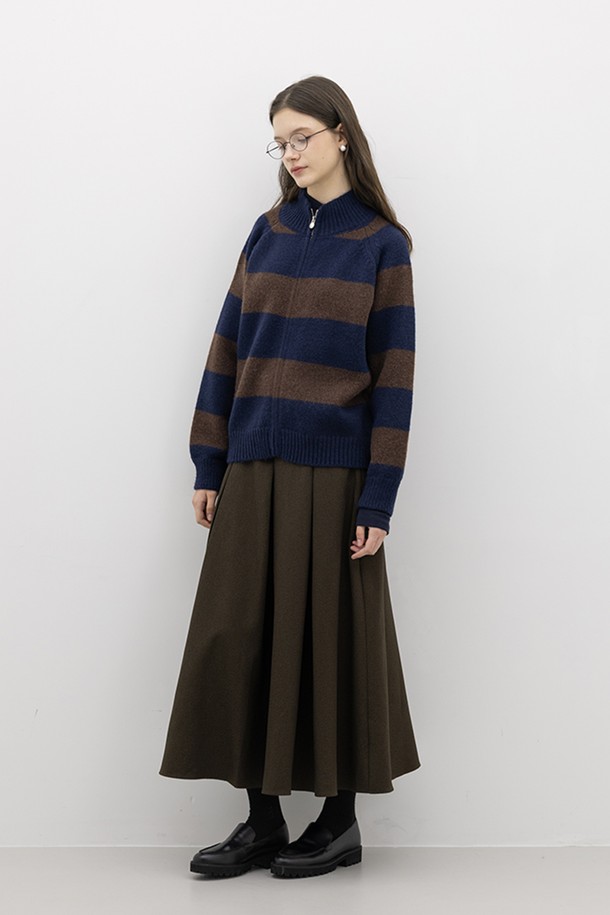 네이비 컬러 블록 디자인의 여성용 니트 카디건입니다. 울과 아크릴 혼방 소재로 제작되어 부드러운 촉감과 두꺼운 두께감으로 따뜻하게 착용할 수 있습니다. 가을, 겨울 시즌에 어울리는 긴 소매와 라운드넥 디자인이며, 루즈핏으로 편안한 착용감을 선사합니다. 캐주얼, 베이직, 미니멀 스타일과 출근룩에 활용하기 좋은 아이템입니다. 스트라이프 패턴으로 포인트를 더했으며, 브라운 컬러 배색으로 세련된 느낌을 더했습니다.
