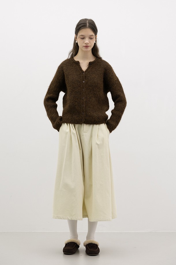 **브라운 브이넥 니트 가디건**

부드러운 울 소재로 제작되어 포근한 착용감을 선사하는 브라운 컬러의 여성용 브이넥 니트 가디건입니다. 가을과 겨울 시즌에 적합하며, 베이직하고 캐주얼한 스타일을 연출하기 좋습니다. 크롭 기장과 레귤러핏으로 제작되었으며, 긴 소매와 버튼 여밈 디테일이 특징입니다. 출근룩과 모임룩은 물론 캐주얼, 클래식, 미니멀 스타일까지 소화 가능한 활용도 높은 아이템입니다. 
