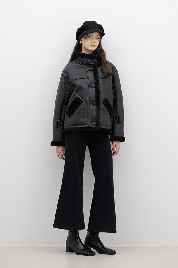 포켓 플러시 머스탱 코트_블랙은 부드러운 촉감의 폴리에스테르 소재로 제작된 여성용 무스탕 코트입니다. 캐주얼, 미니멀, 클래식 스타일을 아우르며, 겨울철 일상에서 따뜻하게 착용하기 좋습니다. 크롭 기장에 오버핏으로 디자인되어 편안하면서도 트렌디한 핏을 연출합니다. 블랙 컬러의 무지 디자인에 포켓과 플러시 디테일로 포인트를 주어, 다양한 룩에 활용하기 좋은 아이템입니다. 버튼 여밈 방식으로 간편하게 착용 가능하며, 긴 소매 기장으로 따뜻함을 더했습니다.
