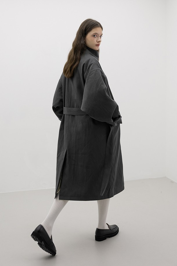 차분하고 세련된 분위기를 연출하는 솔리드 컬러 스탠드 칼라 코트입니다. 부드러운 울 소재로 제작되어 가을, 겨울 시즌에 따뜻하게 착용할 수 있습니다. 미디엄 기장에 오버핏으로 편안하면서도 시크한 스타일을 완성하며, 차콜 컬러가 어떤 룩에도 자연스럽게 녹아듭니다. 싱글 버튼 여밈과 사이드 포켓 디테일로 실용성을 더하여 출근룩, 오피스룩, 모임룩 등 다양한 TPO에 활용 가능합니다. 미니멀하고 베이직한 디자인으로 클래식, 시크 스타일을 즐기는 여성분들께 추천합니다.
