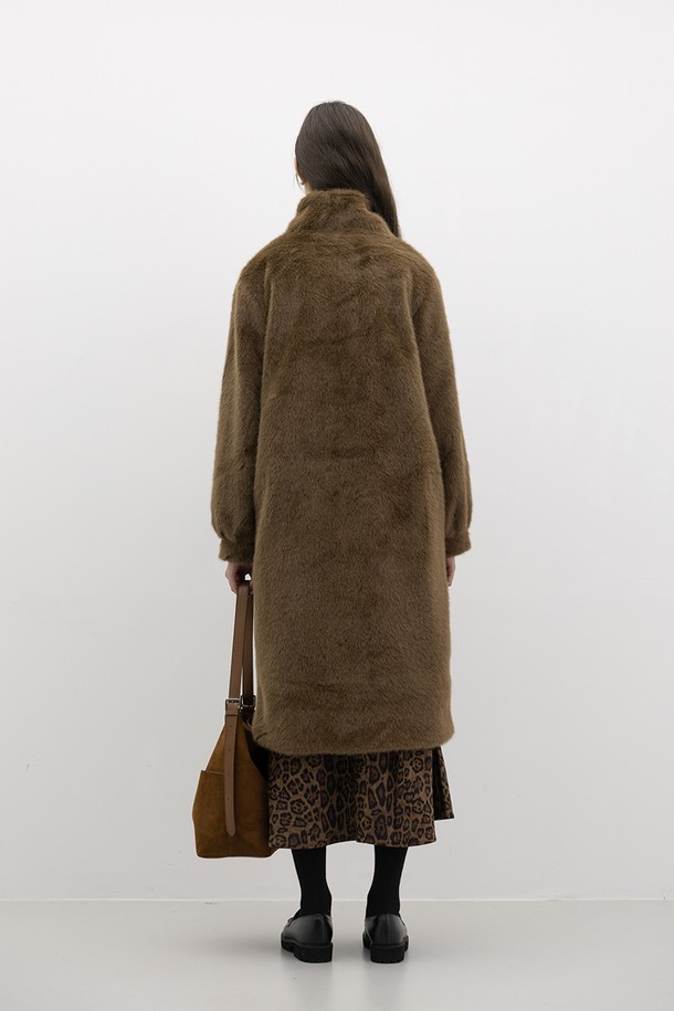 부드러운 촉감과 포근함을 선사하는 브라운 웜 퍼 코트입니다. 우아하고 클래식한 스타일을 연출하며, 루즈핏으로 편안하게 착용할 수 있습니다. 미디엄 기장으로 다양한 룩에 매치하기 좋으며, 버튼 여밈 방식으로 간편하게 스타일링할 수 있습니다. 겨울철 데이트룩, 모임룩, 연말 모임룩에 따뜻함과 세련됨을 더해 보세요. 
