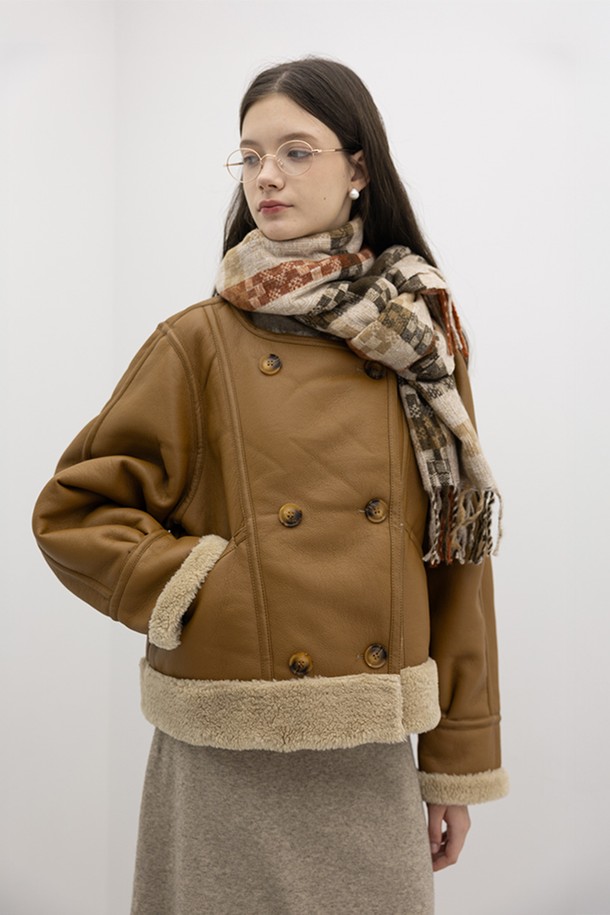 아이보리 브라운 컬러 배색의 멀티컬러 디자인이 돋보이는 머플러입니다. 울 소재로 제작되어 부드러운 촉감과 뛰어난 보온성을 제공하며, 가을, 겨울 시즌에 따뜻하게 착용할 수 있습니다. 체크 패턴이 클래식한 무드를 더하며, 두께감 있는 디자인으로 포근함을 선사합니다. 출근룩과 모임룩, 미니멀, 캐주얼 스타일 모두에 잘 어울리는 활용도 높은 롱 스카프입니다. 여성분들에게 추천하는 베이직하고 세련된 머플러입니다.
