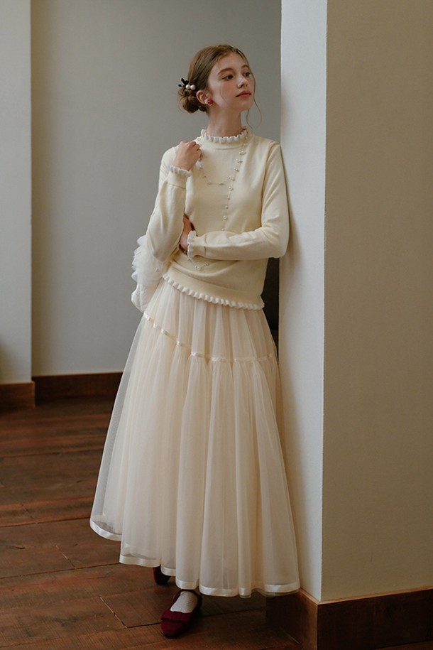 페어리 메쉬 A라인 스커트는 여성스러운 매력을 극대화하는 아이템입니다. 부드러운 메쉬와 시폰 소재로 제작되어 가볍고 편안한 착용감을 선사하며, 은은하게 비치는 레이어드 디테일이 돋보입니다. A라인 핏과 플레어 스타일로 우아하고 페미닌한 분위기를 연출하며, 화이트, 아이보리 두 가지 색상으로 출시되어 데이트룩, 소개팅룩, 봄 소풍룩 등 다양한 TPO에 활용하기 좋습니다. 로맨틱, 미니멀, 클래식 등 어떤 스타일에도 잘 어울려 소장 가치를 높이는 스커트입니다.
