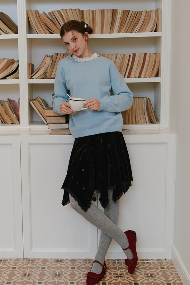 스카이블루 컬러의 백 슬릿 풀오버 스웨터입니다. 부드러운 니트 소재로 제작되어 봄, 가을 간절기에 활용하기 좋으며, 일상생활에서 편안하게 착용할 수 있습니다. 라운드넥과 레귤러핏 디자인으로 베이직하고 캐주얼한 스타일을 연출합니다. 긴 소매 기장과 얇은 두께감으로 간절기 레이어드룩에도 적합하며, 뒷면에 슬릿 디테일이 더해져 포인트를 더했습니다. 미니멀, 클래식 스타일을 선호하는 여성분들께 추천합니다.
