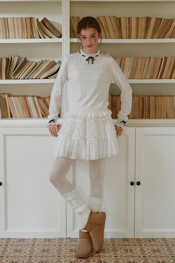 **라인 리본 러플 니트 탑**은 여성스러운 무드를 연출하는 화이트 컬러의 니트/스웨터입니다. 가을, 겨울 시즌에 어울리는 두꺼운 두께감과 부드러운 촉감의 니트 소재로 제작되었습니다. 라운드넥에 긴 소매 기장, 레귤러핏 디자인으로 클래식하고 우아한 분위기를 자아냅니다. 리본, 러플, 레이스 디테일이 더해져 로맨틱한 스타일을 완성하며, 데이트룩, 모임룩, 소개팅룩에 적합합니다.
