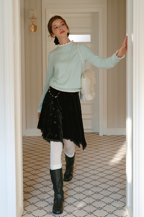 민트 컬러의 Soft ruffle knit top(소프트 러플 니트 탑)입니다. 부드러운 니트 소재로 제작되어 봄, 가을에 착용하기 좋으며, 라운드넥과 긴 소매 기장으로 디자인되었습니다. 로맨틱하고 페미닌한 무드를 연출하며, 러플과 프릴 디테일이 여성스러운 포인트를 더합니다. 레귤러 핏과 얇은 두께감으로 편안하게 착용 가능하며, 데이트룩, 미니멀, 클래식 스타일을 즐겨 입는 여성분들께 추천합니다. 하트 디테일이 사랑스러운 매력을 더해줍니다.
