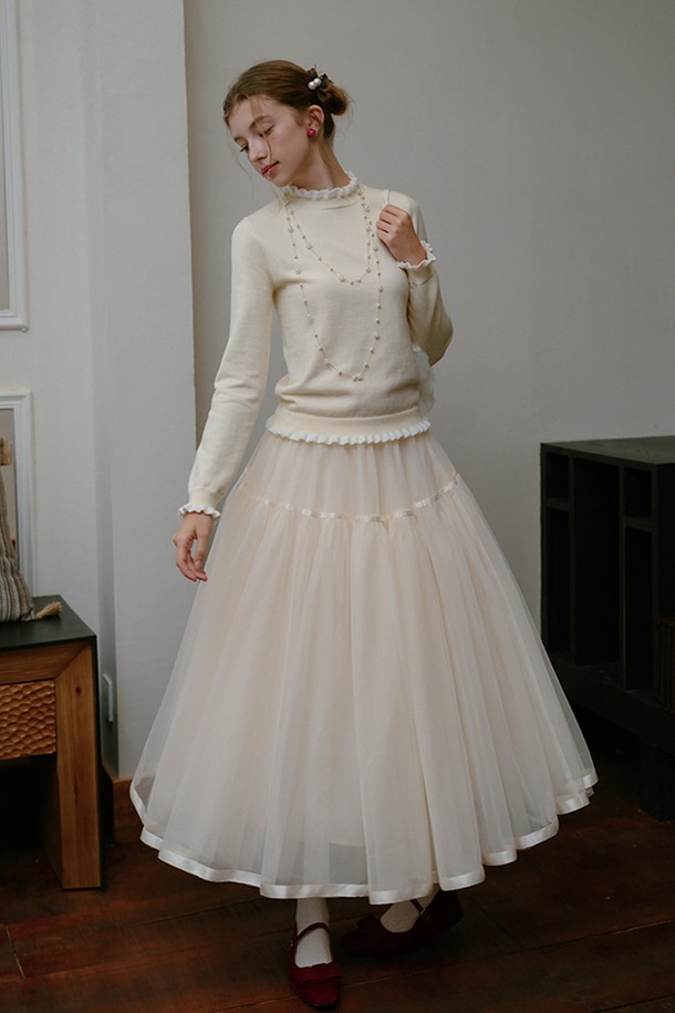 부드러운 러플 니트 탑_크림은 우아함과 클래식 무드를 동시에 선사하는 여성용 니트/스웨터입니다. 가을과 겨울 시즌에 적합하며, 레귤러 핏과 하프넥 디자인으로 포근함을 더했습니다. 두꺼운 두께감의 니트 소재와 부드러운 촉감이 편안한 착용감을 제공하며, 러플 디테일과 진주 장식이 포인트로 더해져 로맨틱한 분위기를 연출합니다. 데이트룩, 모임룩, 출근룩 등 다양한 TPO에 활용 가능하며, 클래식, 미니멀, 로맨틱 스타일을 즐기는 분들께 추천합니다. 긴 소매 기장과 크림 컬러는 어떤 하의와도 매치하기 용이합니다.
