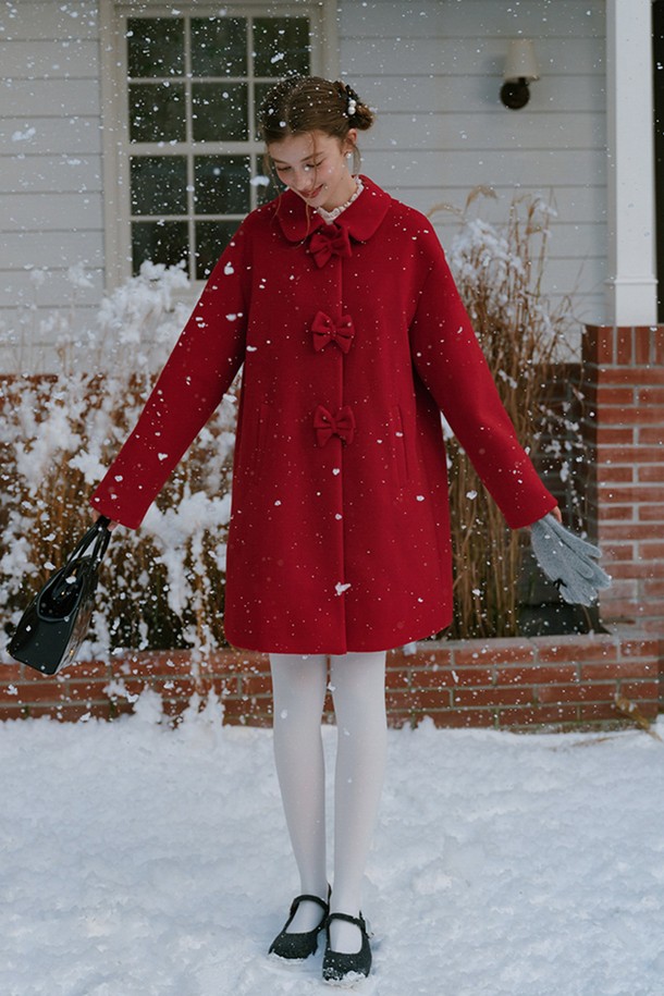 세련된 무드의 홀리데이 레드 리본 하프 코트입니다. 부드러운 울 소재로 제작되어 겨울철에도 따뜻하게 착용할 수 있으며, 하프 기장과 레귤러 핏으로 편안한 착용감을 선사합니다. 싱글 버튼 여밈 방식으로 깔끔함을 더하고, 여성스러운 리본 디테일이 포인트로 더해져 엘레강스하고 클래식한 분위기를 연출합니다. 데이트룩, 모임룩, 출근룩 등 다양한 TPO에 활용하기 좋으며, 미니멀, 시크한 스타일을 즐겨 입는 분들께 추천합니다.
