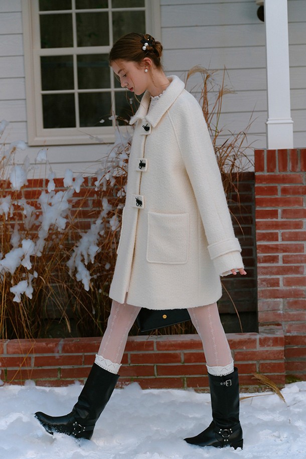 부클 울 소재의 Bow 코트는 여성스러운 매력을 강조하는 하프 코트입니다. 화이트, 아이보리 컬러로 출시되어 우아하고 클래식한 분위기를 연출하며, 오버사이즈 실루엣과 리본 디테일이 특징입니다. 가을, 겨울 시즌에 어울리는 두꺼운 두께감으로 따뜻하게 착용할 수 있으며, 부드러운 촉감이 편안함을 더합니다. 싱글 버튼 여밈 방식으로 간편하게 착용 가능하며, 오피스룩, 모임룩, 데이트룩 등 다양한 TPO에 활용 가능합니다. 클래식, 미니멀, 시크한 스타일을 즐기는 분들께 추천합니다.
