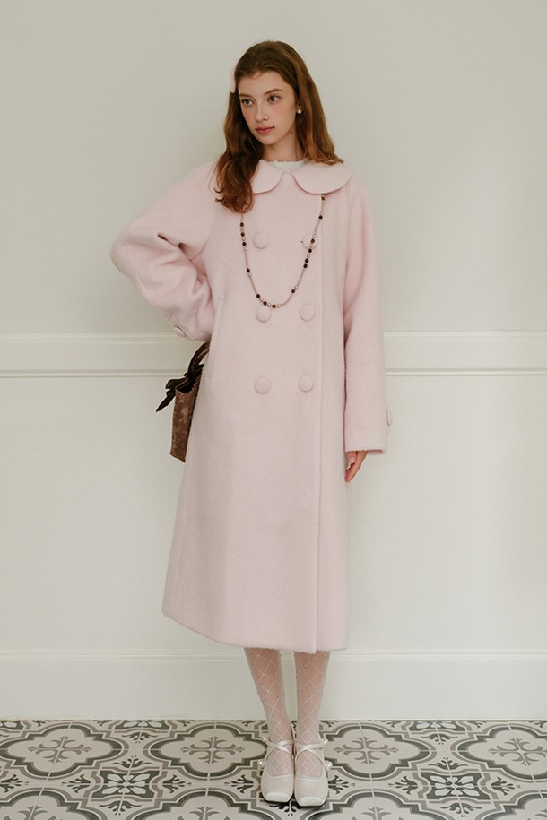 사랑스러운 핑크 컬러의 '핑크 돌 칼라 더블 코트'는 우아하고 세련된 스타일을 연출합니다. 부드러운 울 소재로 제작되어 포근한 착용감을 선사하며, 미디엄 기장과 더블 버튼 여밈으로 클래식한 매력을 더했습니다. 도트 칼라 디테일이 돋보이며, 데이트룩, 오피스룩, 모임룩 등 다양한 TPO에 활용 가능합니다. 가을, 겨울 시즌에 안성맞춤이며, 레귤러 핏과 긴 소매 디자인으로 미니멀하고 시크한 스타일을 완성해보세요.
