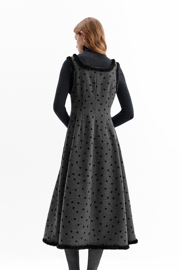 벨벳 보우 울 슬리브리스 드레스는 가을과 겨울, 모임룩과 연말 모임룩에 어울리는 여성용 원피스입니다. 부드러운 촉감의 울과 벨벳 소재로 제작되었으며, 클래식하고 엘레강스한 무드를 자아냅니다. A라인 핏에 터틀넥 디자인, 그리고 사랑스러운 리본 장식이 더해져 여성스러움을 강조합니다. 그레이와 블랙 두 가지 색상, 도트 무늬로 포인트를 주어 미니멀하면서도 세련된 스타일을 연출합니다. 레이어드하여 다양한 스타일링을 시도할 수 있습니다.
