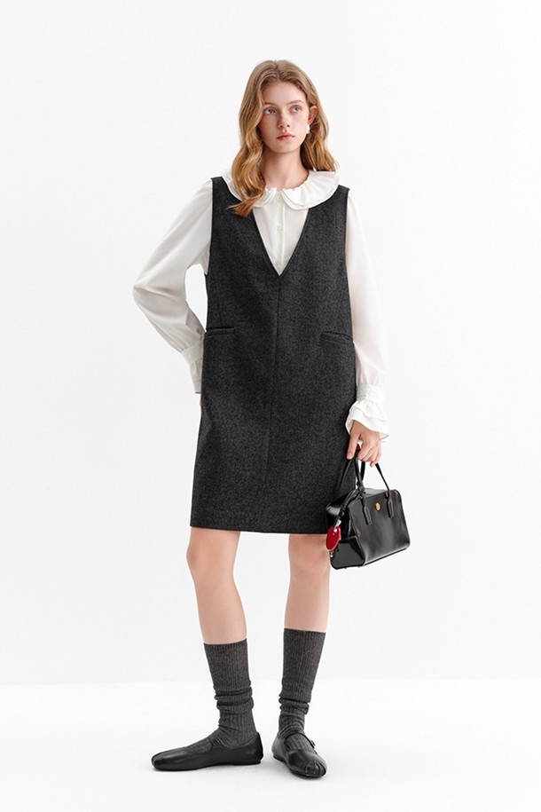 세련된 울 브이넥 민소매 원피스입니다. 부드러운 촉감의 울 소재로 제작되어 가을과 겨울에 따뜻하게 착용할 수 있습니다. 미니멀하고 클래식한 디자인으로, 오피스룩, 출근룩, 모임룩 등 다양한 TPO에 활용 가능합니다. H라인 핏과 무지 패턴이 시크한 스타일을 연출하며, 레이어드하여 더욱 다채로운 스타일링을 즐길 수 있습니다. 레귤러핏으로 편안하게 착용 가능하며, 브이넥 디자인이 여성스러운 포인트를 더합니다.
