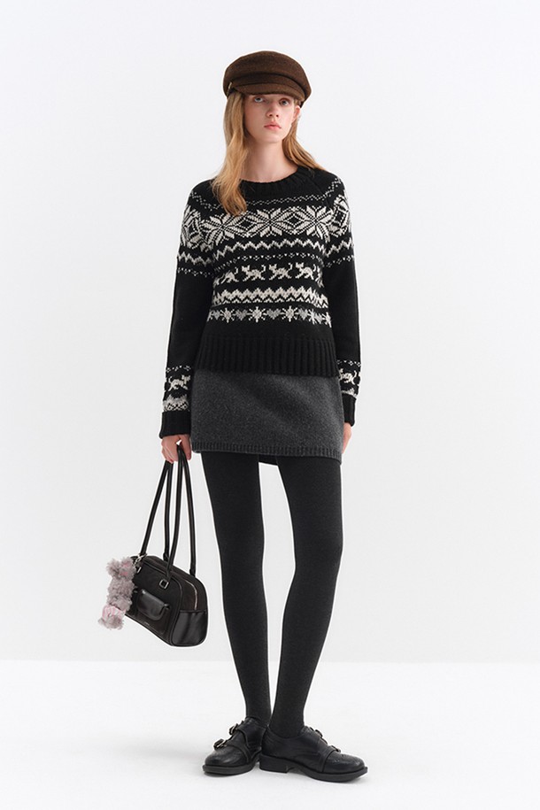 페어 아일 크루넥 스웨터는 겨울 시즌, 출근룩과 연말 모임룩에 적합한 여성용 상의입니다. 블랙과 화이트 두 가지 색상으로 출시되었으며, 캐주얼, 클래식, 미니멀 스타일을 연출하기 좋습니다. 울과 아크릴 혼방 소재로 제작되어 부드러운 촉감을 선사하며, 두꺼운 두께감으로 따뜻하게 착용할 수 있습니다. 레귤러 핏 라운드넥 디자인에 긴 소매 기장, 노르딕 페어 아일 패턴이 특징입니다. 베이직하면서도 포근한 분위기를 연출하는 아이템입니다.
