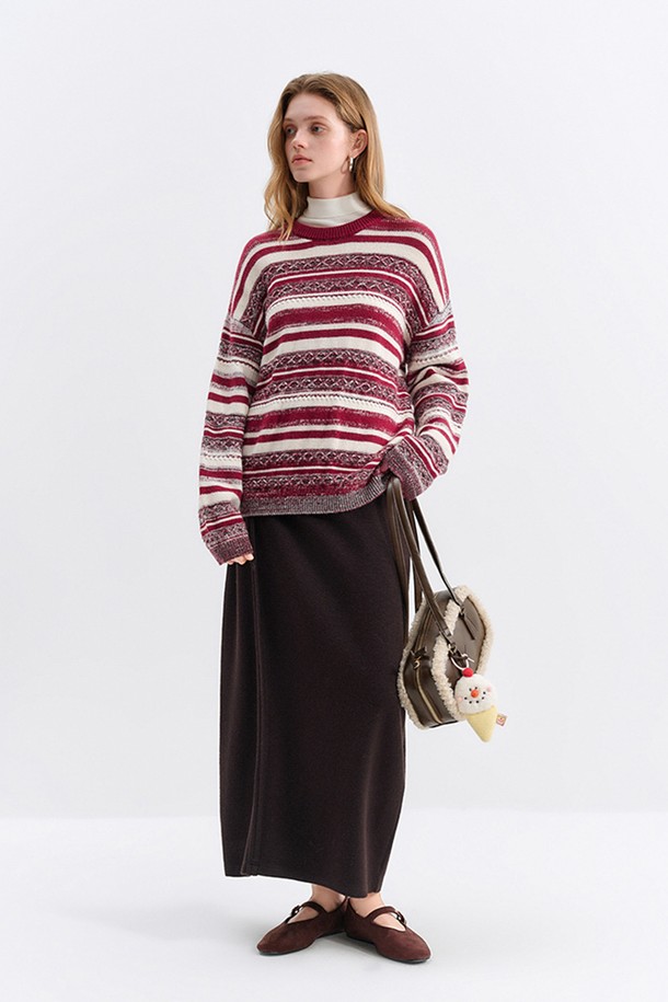 홀리데이 스트라이프 풀오버 스웨터는 여성용 상의로, 가을과 겨울에 따뜻하게 입을 수 있는 두꺼운 울 소재의 터틀넥 스웨터입니다. 버건디와 화이트 컬러의 스트라이프 및 노르딕 패턴이 캐주얼한 무드를 연출하며, 레귤러핏과 긴소매 디자인으로 편안한 착용감을 선사합니다. 홀리데이 시즌을 위한 특별한 디자인으로, 일상에서 스타일리시하게 포인트를 줄 수 있습니다. 부드러운 촉감으로 포근하게 감싸주어 겨울철 데일리룩에 활용하기 좋습니다.
