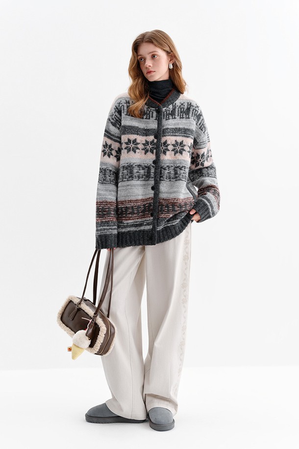 빈티지 페어 아일 울 가디건은 여성스러운 매력을 더하는 니트/스웨터입니다. 그레이, 핑크, 블랙 등 세 가지 색상으로 출시되었으며, 가을과 겨울에 따뜻하게 착용할 수 있습니다. 부드러운 울 소재에 라운드넥 디자인, 긴 소매와 레귤러핏으로 편안한 착용감을 선사합니다. 클래식하고 캐주얼한 스타일을 연출하기 좋으며, 두꺼운 두께감으로 보온성을 높였습니다. 빈티지 감성을 더해 소장 가치를 높인 버튼 여밈 방식의 가디건입니다.
