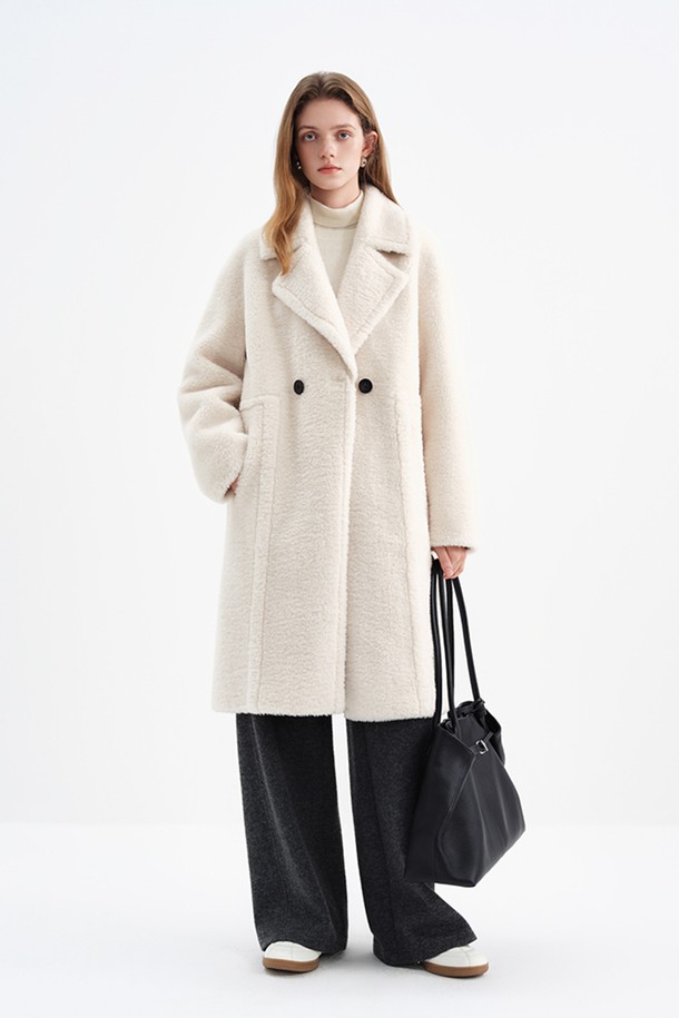 부드러운 촉감의 아이보리 또는 화이트 컬러, 미디엄 기장의 여성용 '윈터 퍼 코트'입니다. 미니멀하면서도 클래식한 스타일로, 데이트룩에 완벽하게 어울립니다. 두꺼운 두께감의 퍼와 울 소재가 따뜻함을 선사하며, 테디베어 코트 또는 양털 디자인으로 포근한 느낌을 더했습니다. 싱글 버튼 여밈과 레귤러 핏으로 편안하게 착용 가능하며, 긴 소매 기장으로 더욱 따뜻하게 겨울을 보낼 수 있습니다. 이 퍼 코트는 당신의 겨울을 더욱 스타일리시하게 만들어줄 것입니다.
