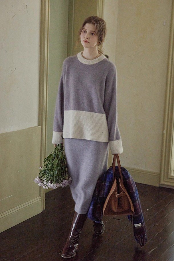 부드러운 라벤더 컬러가 돋보이는 풀오버 스웨터입니다. 미니멀하고 베이직한 디자인으로 가을, 겨울 시즌 데일리룩에 활용하기 좋습니다. 넉넉한 레귤러핏에 라운드넥, 긴 소매 기장으로 편안한 착용감을 선사합니다. 두꺼운 니트 소재로 제작되어 포근하며, 아이보리 컬러 배색 디자인이 은은하게 포인트를 더합니다. 부드러운 촉감으로 기분 좋은 착용감을 느낄 수 있습니다.
