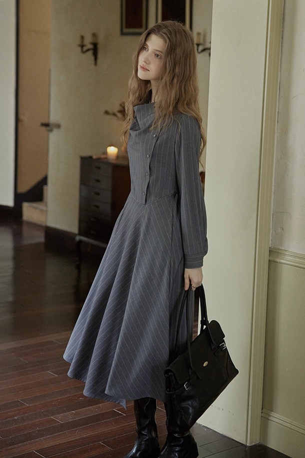 세련된 스트라이프 패턴이 돋보이는 스윙 카라 원피스입니다. 부드러운 면 소재로 제작되어 편안한 착용감을 선사하며, 봄, 가을에 산책룩이나 캐주얼한 일상룩으로 활용하기 좋습니다. 칼라 넥 라인과 긴 소매 디자인으로 미니멀하면서도 클래식한 분위기를 연출합니다. 루즈핏 A라인 실루엣에 스윙 디테일이 더해져 여성스러운 무드를 강조합니다. 그레이 컬러의 얇은 두께감으로 간절기에도 부담 없이 즐길 수 있습니다.
