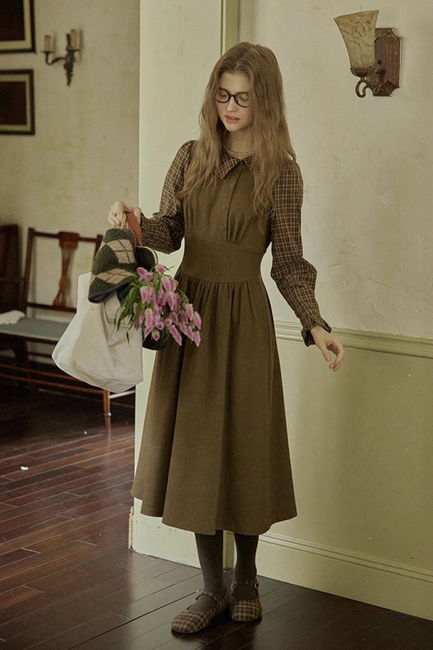 체크 플레드 셔츠 페이크 투피스 원피스는 클래식과 캐주얼 무드를 넘나드는 여성 의류입니다. 브라운 컬러의 울 소재로 제작되어 가을, 겨울 시즌에 따뜻하고 포근한 착용감을 선사합니다. 차이나칼라와 긴 소매, 두꺼운 두께감으로 보온성을 높였으며, 페이크 레이어드 디자인이 특징입니다. A라인 플레어 치마 핏이 여성스러운 실루엣을 연출하며, 데이트룩과 모임룩, 다양한 스타일을 소화할 수 있는 미니멀한 디자인입니다.
