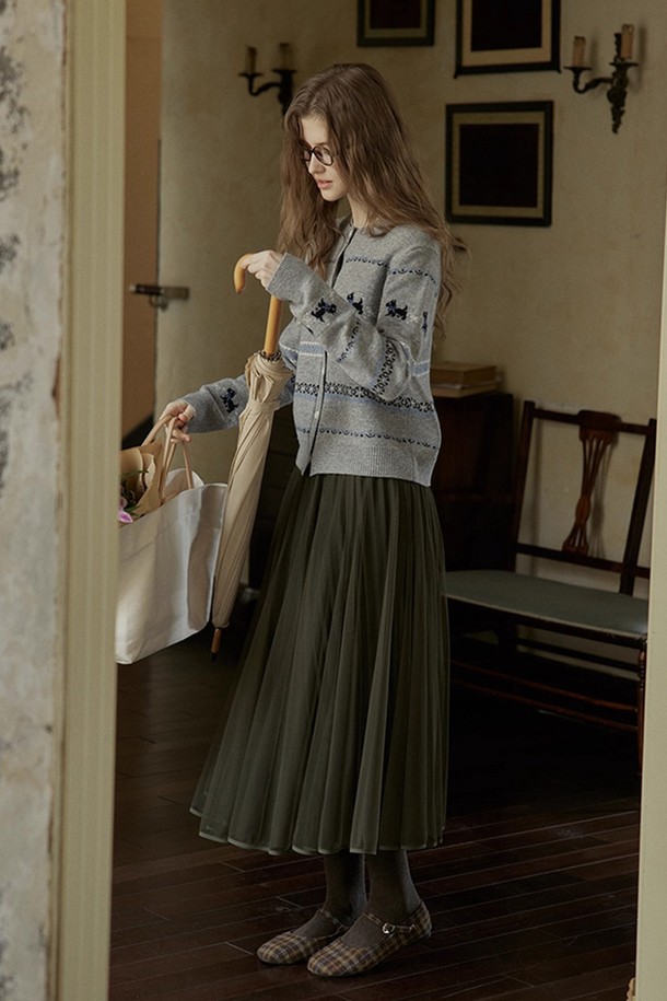 겨울 메쉬 레이어드 스커트는 여성스러운 엘레강스 스타일을 연출하는 블랙 컬러의 스커트입니다. 부드러운 촉감의 메쉬 소재와 플레어 핏의 A라인 디자인이 특징이며, 레이어드 디자인으로 포인트를 더했습니다. 얇은 두께감으로 겨울에도 답답함 없이 착용 가능하며, 모임룩, 연말 모임룩, 데이트룩 등 다양한 TPO에 활용할 수 있습니다. 클래식하고 미니멀한 스타일을 즐기는 분들께 추천하는 아이템입니다.
