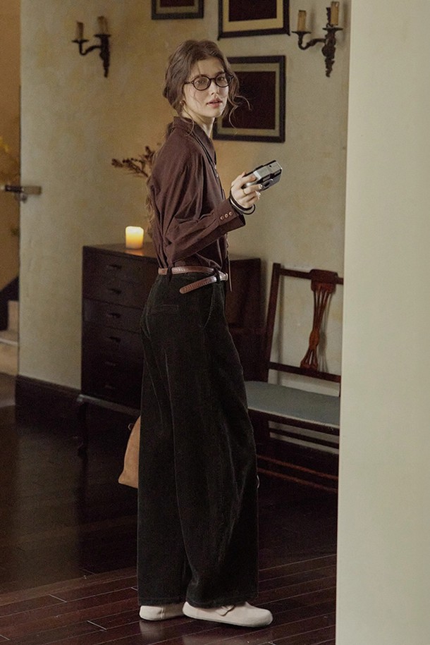 부드러운 코듀로이 소재로 제작되어 포근한 착용감을 선사하는 코듀로이 커브드 팬츠입니다. 톤 다운된 브라운 컬러의 무지 디자인으로 어떤 상의와도 쉽게 매치하여 캐주얼, 미니멀, 클래식 스타일을 연출할 수 있습니다. 넉넉한 와이드 핏과 루즈핏으로 편안함을 더했으며, 가을, 겨울 시즌에 적합한 두꺼운 두께감으로 따뜻하게 착용할 수 있습니다. 커브드 실루엣이 다리 라인을 더욱 돋보이게 하며, 일상 속에서 스타일리시함을 더해줍니다. 여성스러운 분위기를 자아내며 부드러운 촉감이 특징입니다.
