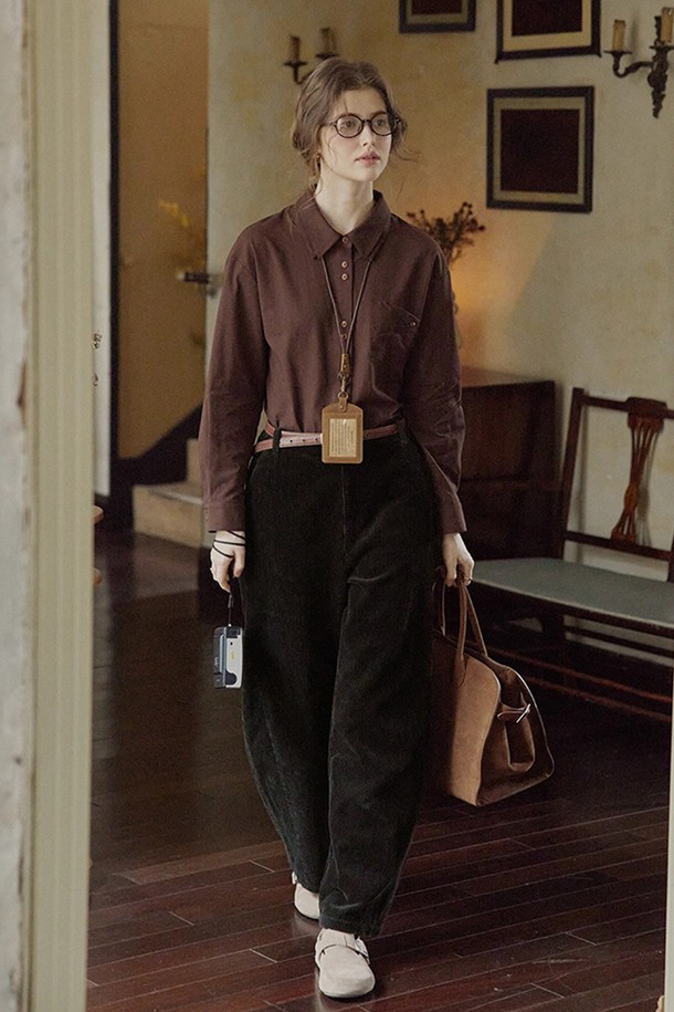 코코아 버튼 포켓 셔츠는 여성용 상의로, 봄, 가을에 어울리는 레귤러 핏의 긴소매 셔츠입니다. 부드러운 면 소재로 제작되어 편안한 촉감을 제공하며, 베이직하고 클래식한 스타일을 연출합니다. 무지 디자인에 라운드넥과 버튼 여밈 방식을 갖추고 있으며, 실용적인 포켓 디테일이 돋보입니다. 출근룩이나 오피스룩, 미니멀하고 캐주얼한 스타일로 활용하기 좋습니다. 코코아 또는 브라운 컬러를 선택하여 세련된 분위기를 더해보세요.
