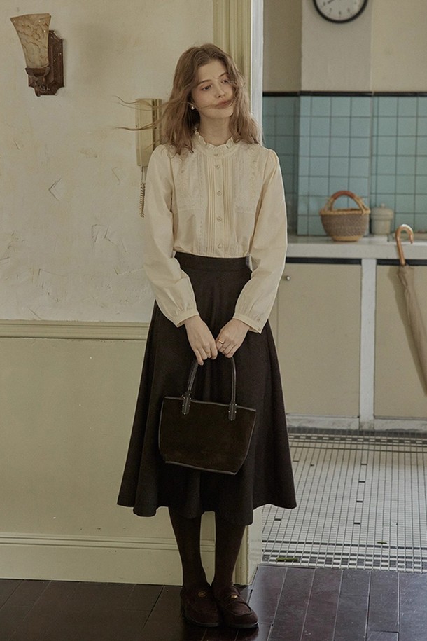 아이보리 컬러의 자수 러플 카라 블라우스입니다. 면 소재로 제작되어 부드러운 촉감을 선사하며, 봄, 가을에 착용하기 좋습니다. 7부 소매와 레귤러 핏으로 클래식하면서도 엘레강스한 분위기를 연출합니다. 빈티지 스타일의 하이넥 디자인과 러플, 자수 디테일이 로맨틱한 무드를 더해 데이트룩, 모임룩으로 활용하기 좋습니다. 미니멀한 스타일을 선호하는 분들께도 추천합니다.
