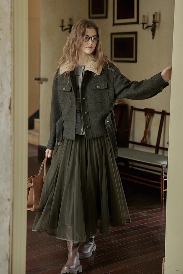 세련된 블랙 컬러의 퍼 카라 벨티드 재킷입니다. 울 소재로 제작되어 부드러운 촉감과 뛰어난 보온성을 자랑하며, 가을과 겨울에 따뜻하게 착용할 수 있습니다. 허리 벨트 디테일과 라펠 카라 디자인이 클래식하면서도 엘레강스한 분위기를 연출합니다. 레귤러핏으로 제작되어 오피스룩, 출근룩, 모임룩 등 다양한 TPO에 활용 가능하며, 미니멀하고 시크한 스타일을 완성합니다. 긴 소매 기장의 두꺼운 두께감으로 고급스러운 겨울 스타일링을 즐길 수 있습니다.
